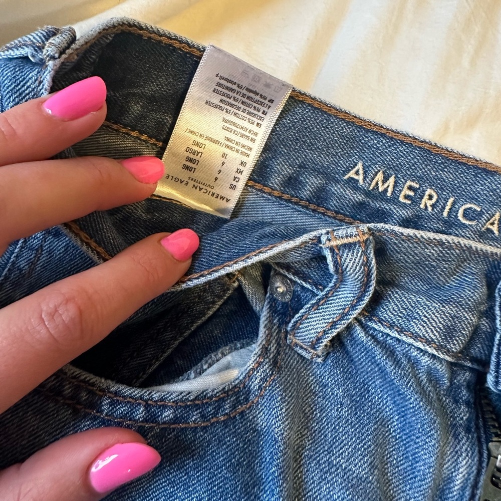 American Eagle Outfitters High Rise Distresses Mom Jeans 6 long